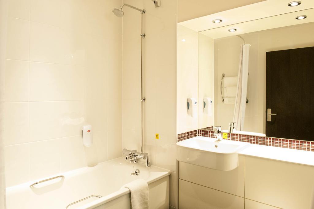 Premier Inn London Elstree / Borehamwood Room photo